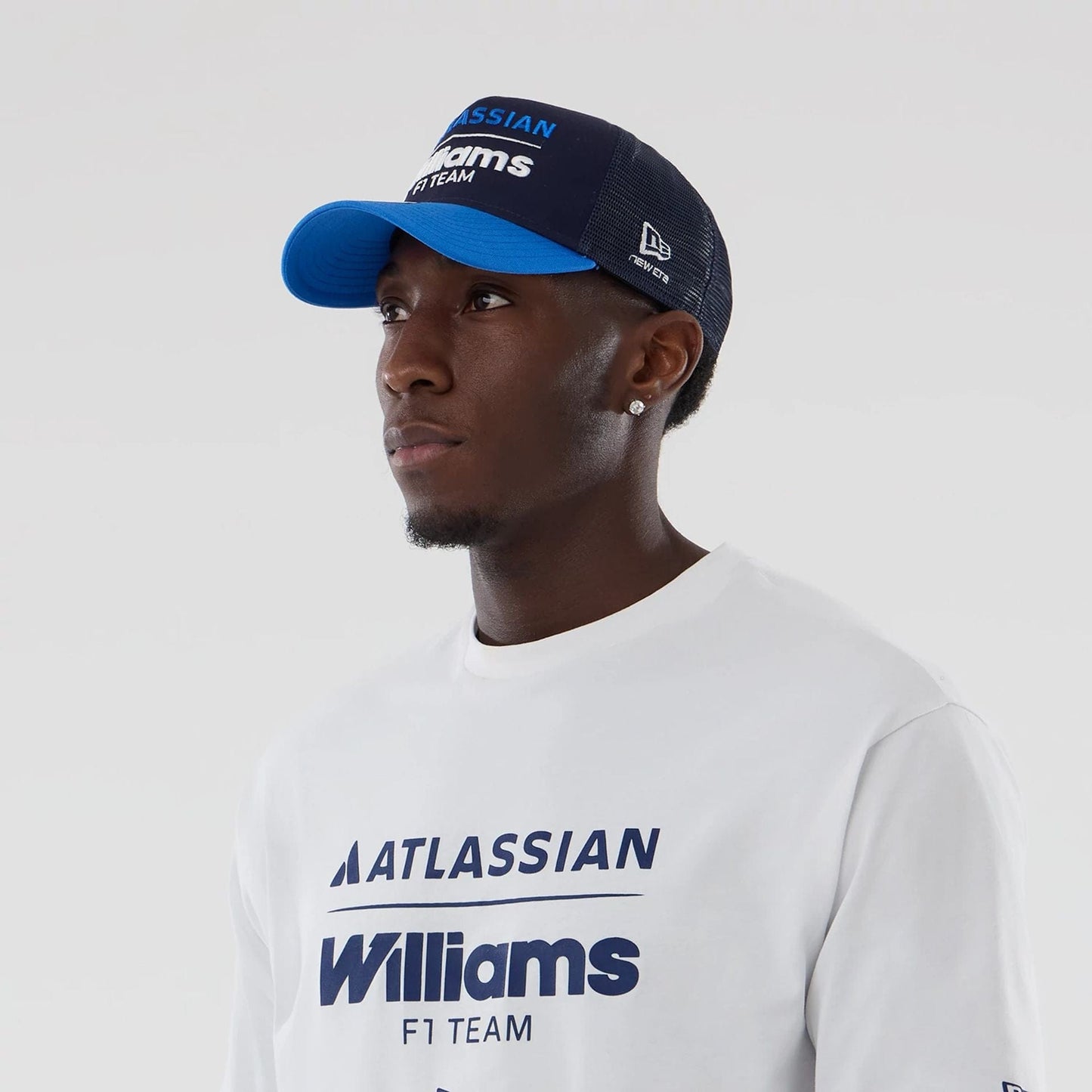 The model is wearing this Atlassian Williams F1 Team Oversized T-Shirt in white. 7