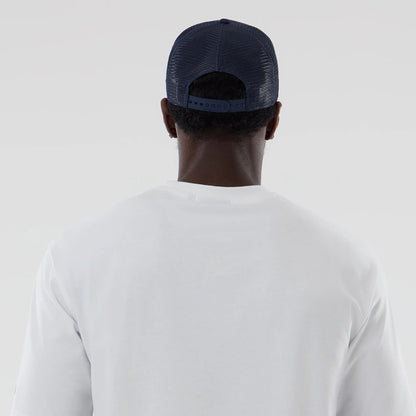 The model is wearing this Atlassian Williams F1 Team Oversized T-Shirt in white. 5