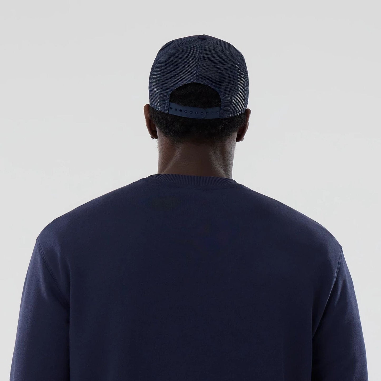 The model is wearing this Atlassian Williams F1 Team Oversized Crew Neck Sweater in navy. 7