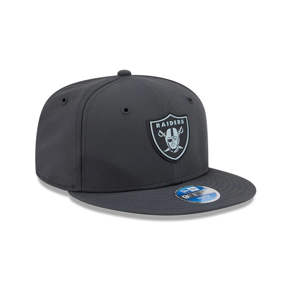 Pictured is this Youth NFL Sideline 2026 Las Vegas Raiders 9FIFTY Snapback cap in charcoal. 3