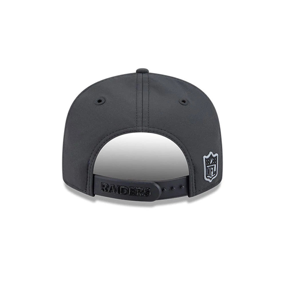 Pictured is this Youth NFL Sideline 2026 Las Vegas Raiders 9FIFTY Snapback cap in charcoal. 4