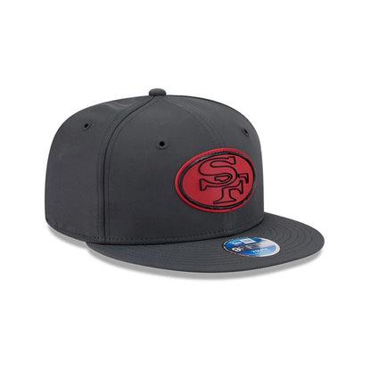 Pictured is this Youth NFL Sideline 2026 San Francisco 49ers 9FIFTY Snapback cap in charcoal. 4