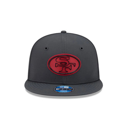 Pictured is this Youth NFL Sideline 2026 San Francisco 49ers 9FIFTY Snapback cap in charcoal. 3