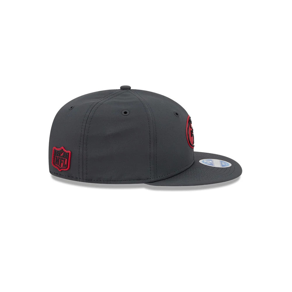 Pictured is this Youth NFL Sideline 2026 San Francisco 49ers 9FIFTY Snapback cap in charcoal. 6