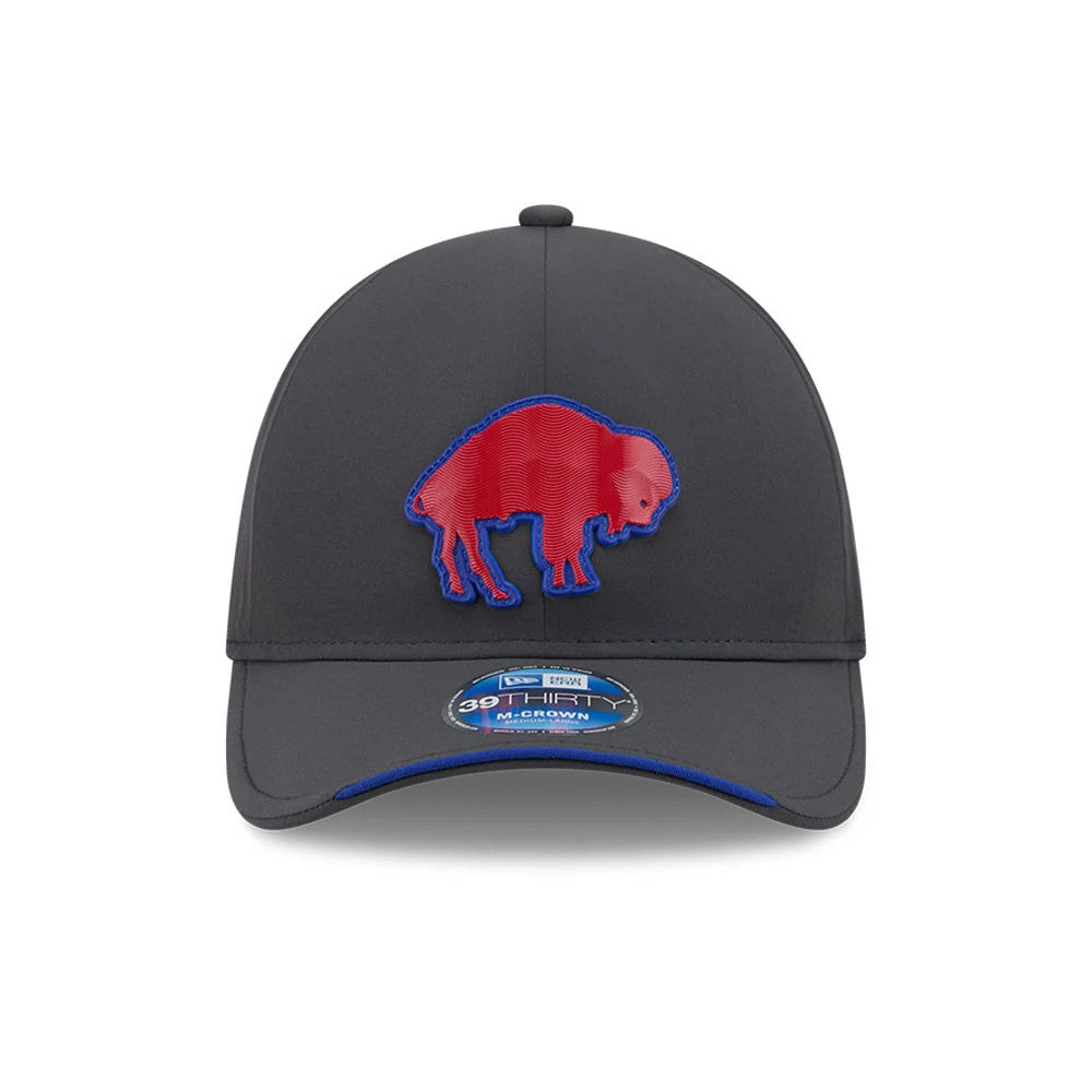 Buffalo Bills NFL Sideline 2026 Charcoal New Era 39THIRTY M-Crown Stretch Fit Cap, front view showing the raised red buffalo logo outlined in blue embroidered on the front panel, with a curved visor and 39THIRTY size sticker.