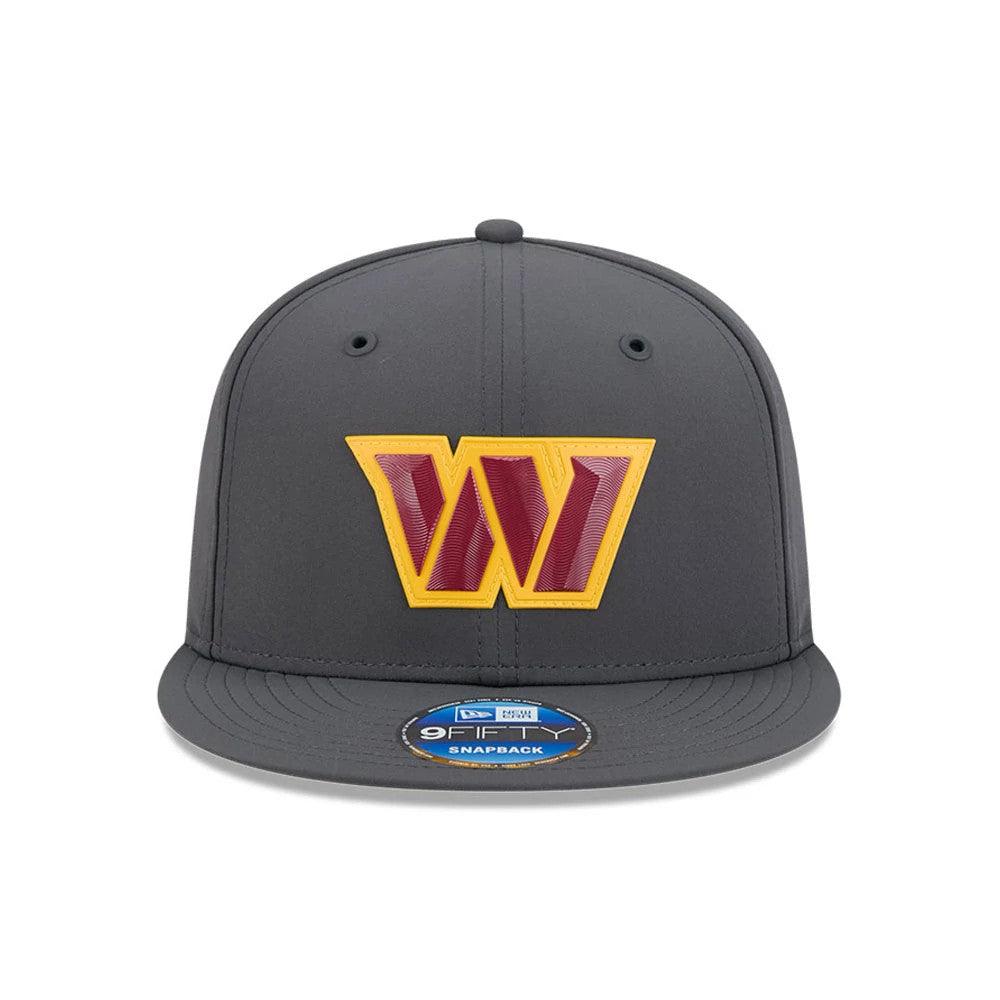 Commanders NFL Sideline 2026 Charcoal New Era 9FIFTY Snapback Adjustable Cap, front view showing a large raised W logo in burgundy with a gold outline embroidered on the structured charcoal crown and a 9FIFTY size sticker on the flat visor.