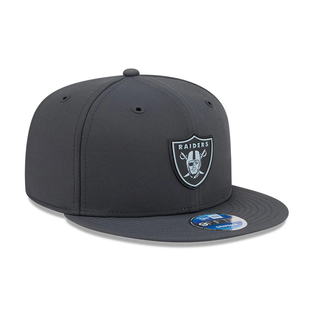 Pictured is this NFL Sideline 2026 Las Vegas Raiders 9FIFTY Snapback cap in charcoal. 4