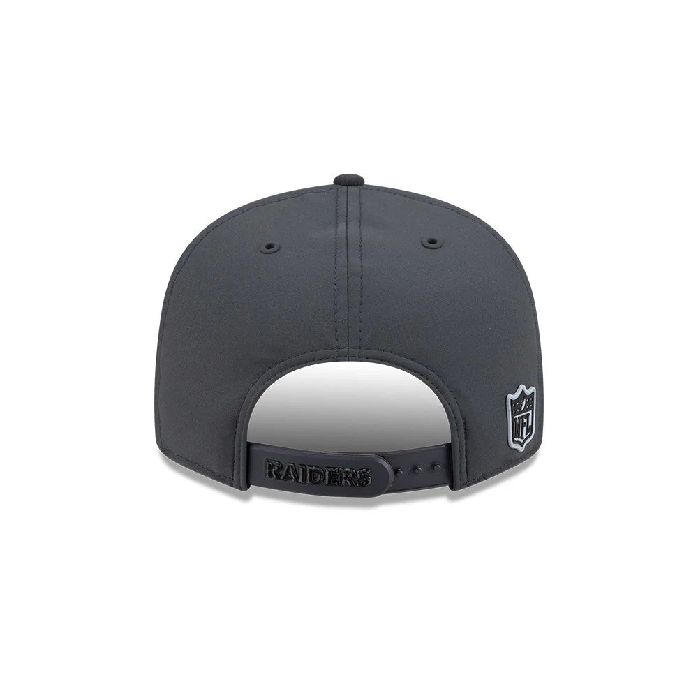 Pictured is this NFL Sideline 2026 Las Vegas Raiders 9FIFTY Snapback cap in charcoal. 7