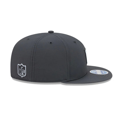 Pictured is this NFL Sideline 2026 Las Vegas Raiders 9FIFTY Snapback cap in charcoal. 5
