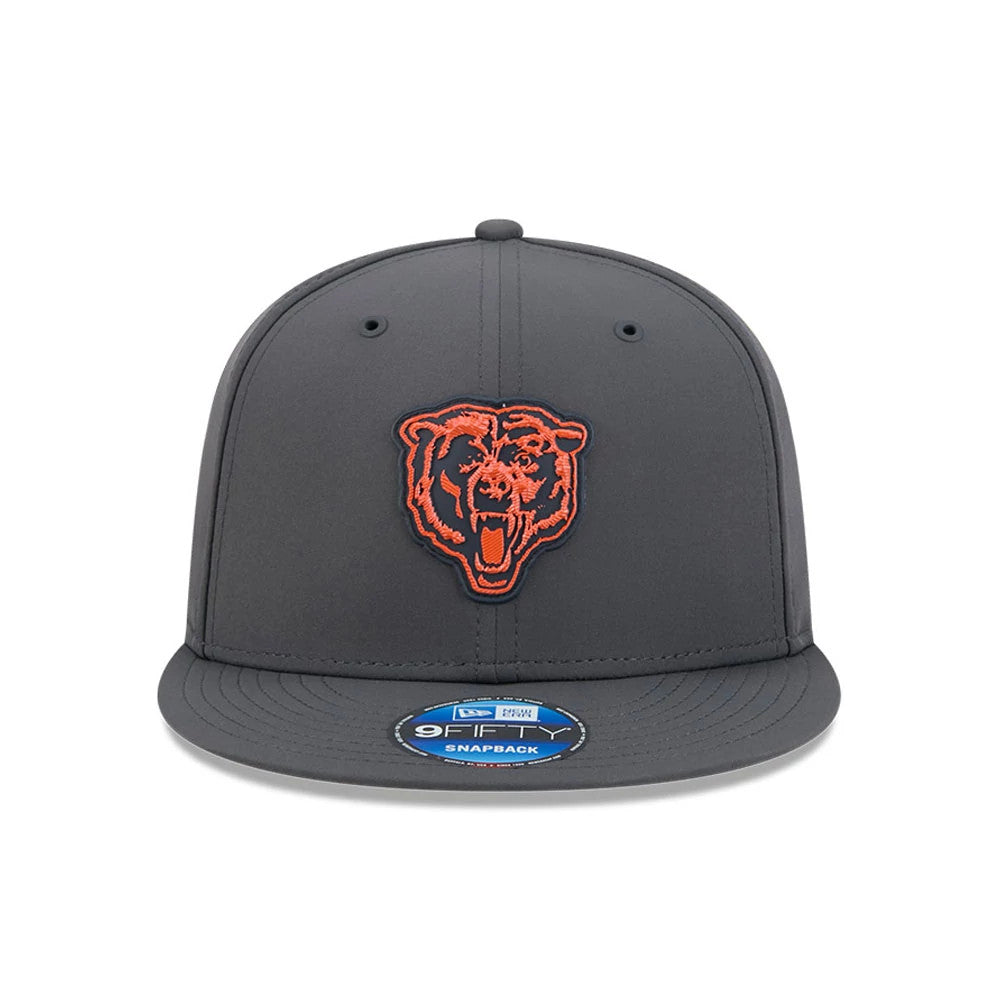 Chicago Bears NFL Sideline 2026 Charcoal New Era 9FIFTY Snapback Adjustable Cap, front view showing an orange embroidered bear logo on the front panel, dark charcoal structured crown, and a 9FIFTY size sticker on the flat visor.