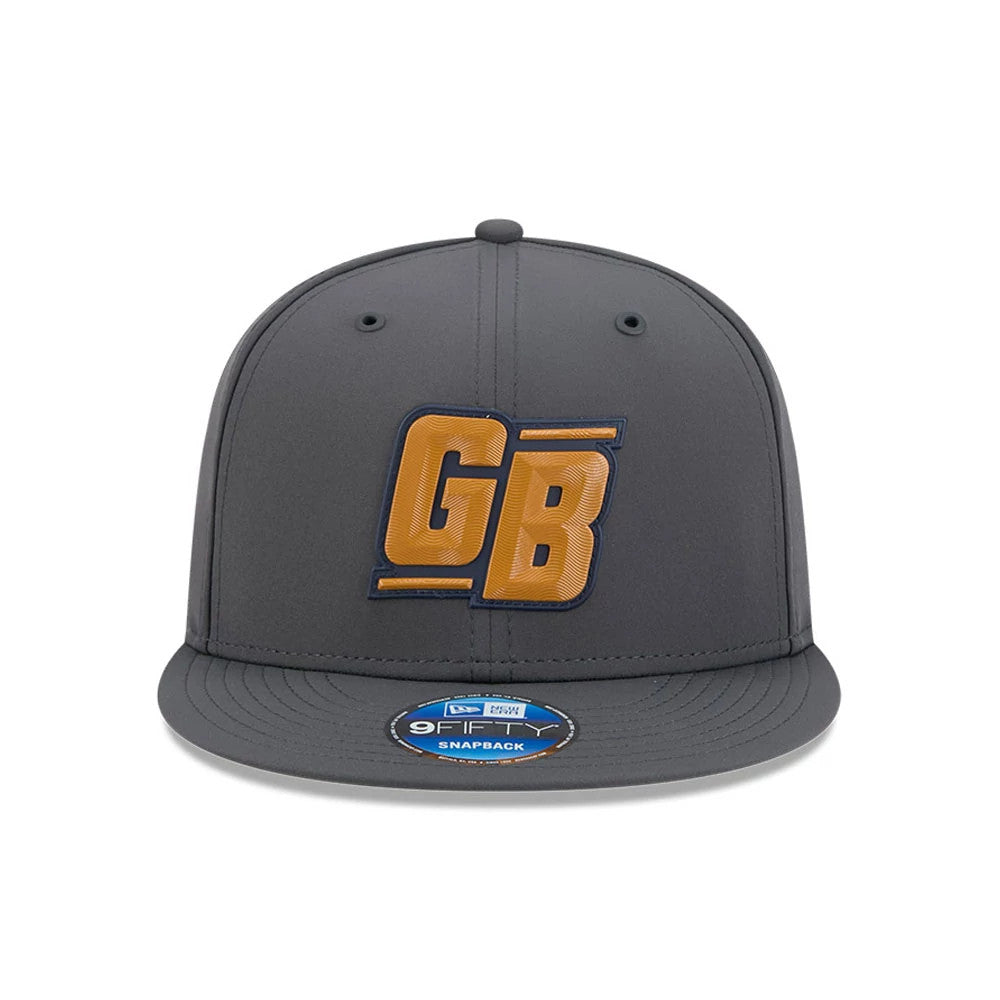 Packers NFL Sideline 2026 Charcoal New Era 9FIFTY Snapback Adjustable Cap, front view showing a raised brown GB logo with a navy outline on the structured charcoal crown, a flat charcoal visor, and a 9FIFTY size sticker on the visor.