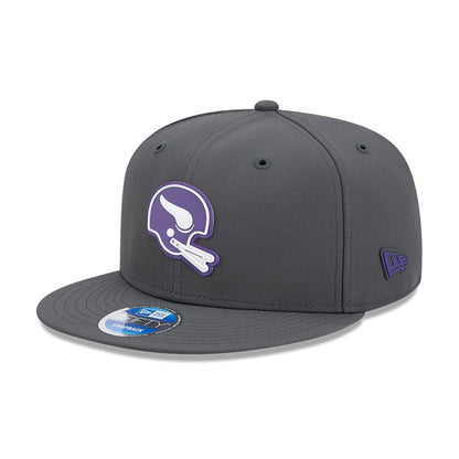 Pictured is this NFL Sideline 2026 Minnesota Vikings 9FIFTY Snapback cap in charcoal. 1