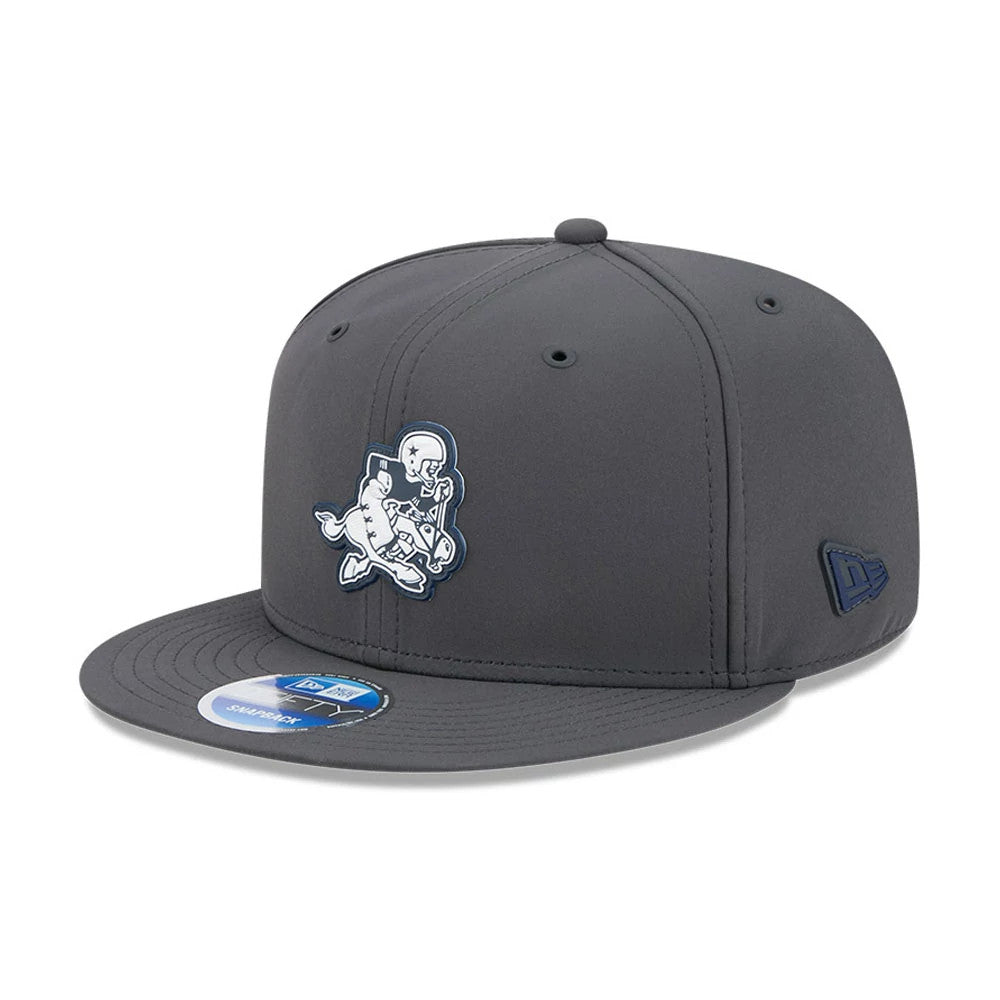 Dallas Cowboys NFL Sideline 2026 Charcoal New Era 9FIFTY Snapback Adjustable Cap, front view showing the embroidered vintage Cowboys logo on the front panel, a charcoal flat visor with a 9FIFTY size sticker, and a New Era flag logo on the left side.