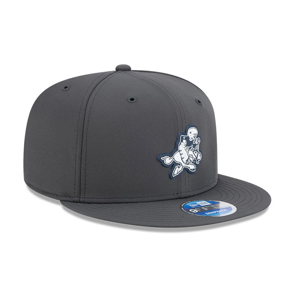 Dallas Cowboys NFL Sideline 2026 Charcoal New Era 9FIFTY Snapback Adjustable Cap, three-quarter view with a raised blue and white embroidered Cowboys logo on the front panel, charcoal flat visor and a 9FIFTY size sticker on the visor.