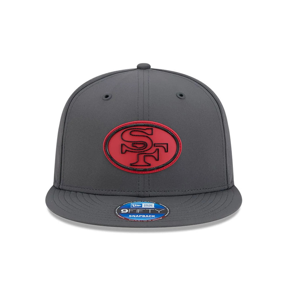 49ers NFL Sideline 2026 Charcoal New Era 9FIFTY Snapback Adjustable Cap, front view showing a prominent red and black SF logo embroidered on the structured charcoal front panel, with a flat visor and 9FIFTY size sticker on top.
