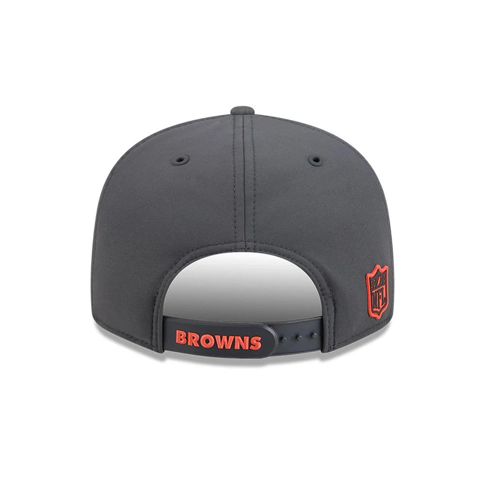 Browns NFL Sideline 2026 Charcoal New Era 9FIFTY Snapback Adjustable Cap, rear view showing a red embroidered Browns wordmark on the adjustable grey strap, with the NFL shield logo on the right panel and a structured charcoal crown.