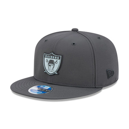 Pictured is this NFL Sideline 2026 Las Vegas Raiders 9FIFTY Snapback cap in charcoal. 1