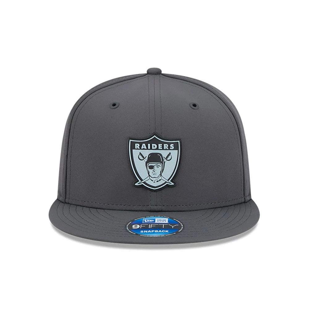 Pictured is this NFL Sideline 2026 Las Vegas Raiders 9FIFTY Snapback cap in charcoal. 3