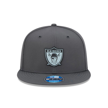 Pictured is this NFL Sideline 2026 Las Vegas Raiders 9FIFTY Snapback cap in charcoal. 3