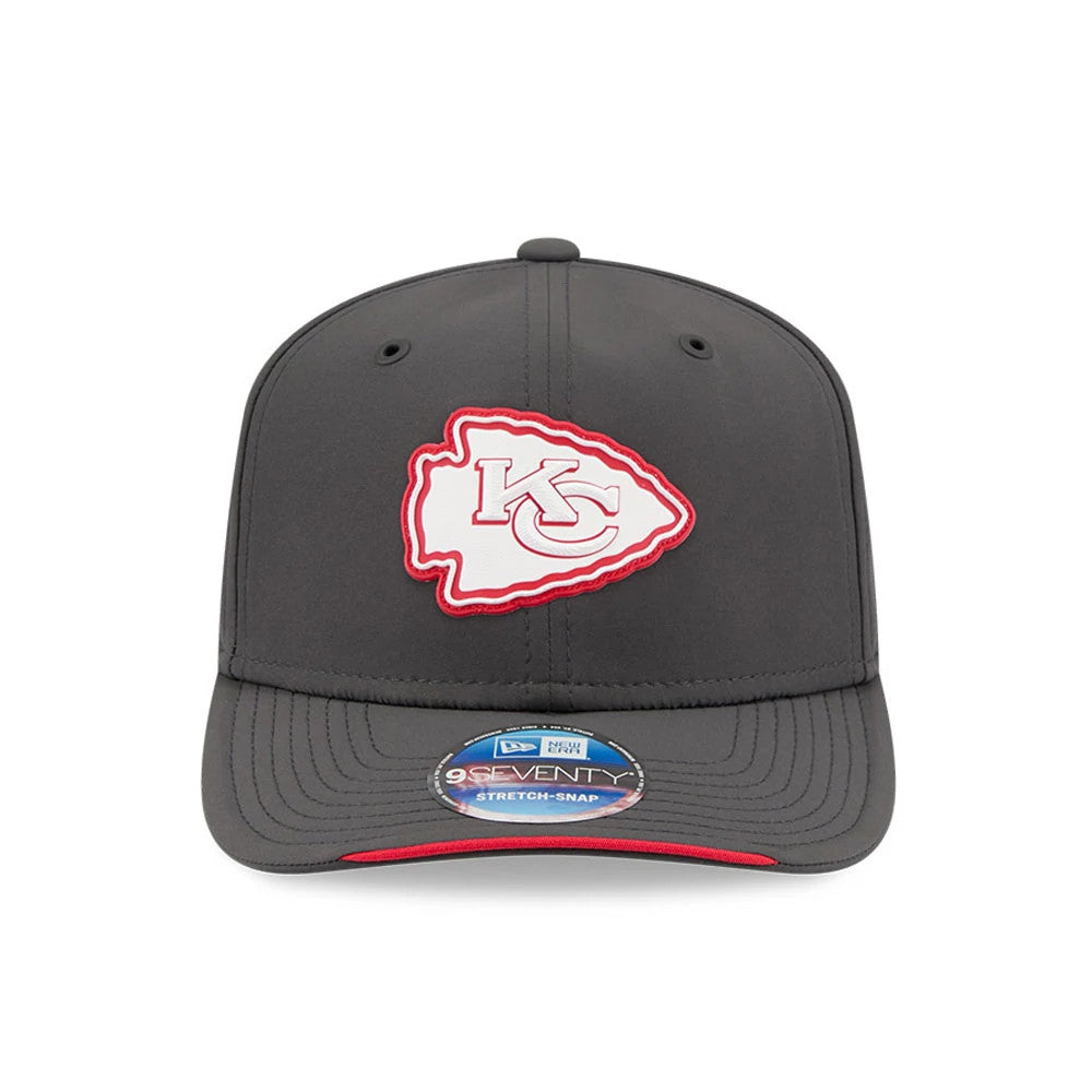 Chiefs NFL Sideline 2026 Charcoal New Era 9SEVENTY Stretch Snap Adjustable Cap, front view showing the raised embroidered Chiefs logo on the charcoal front panel, with a black visor featuring a 9SEVENTY size sticker and red on the edge.