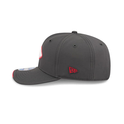 Chiefs NFL Sideline 2026 Charcoal New Era 9SEVENTY Stretch Snap Adjustable Cap, side view showing the red New Era flag logo embroidered on the left side, a grey crown with eyelets, and a slightly curved visor with a 9SEVENTY size sticker.