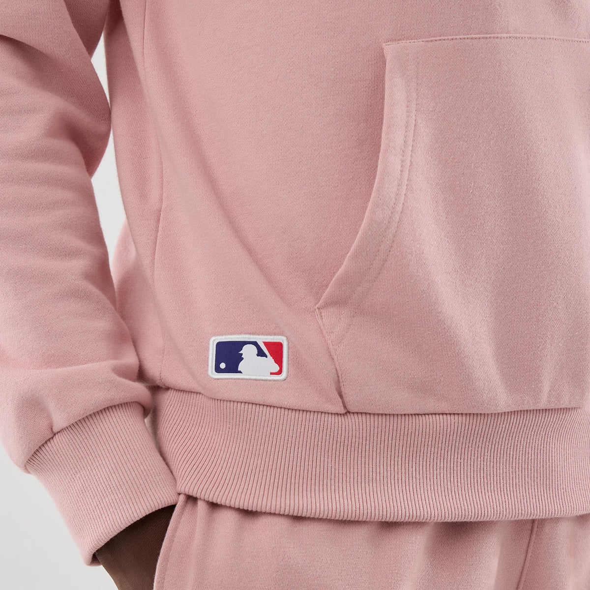 The model is wearing this MLB Midi League Essential LA Dodgers Oversized Pullover Hoodie in pastel pink. 6