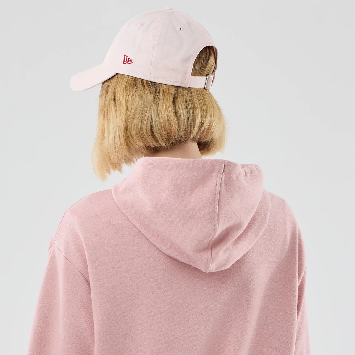 The model is wearing this MLB Midi League Essential LA Dodgers Oversized Pullover Hoodie in pastel pink. 8