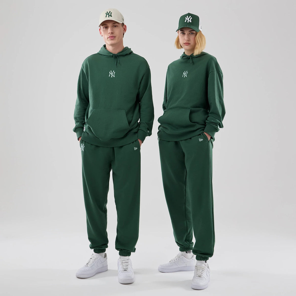 The model is wearing this MLB Midi League Essential New York Yankees Oversized Pullover Hoodie in dark green. 1