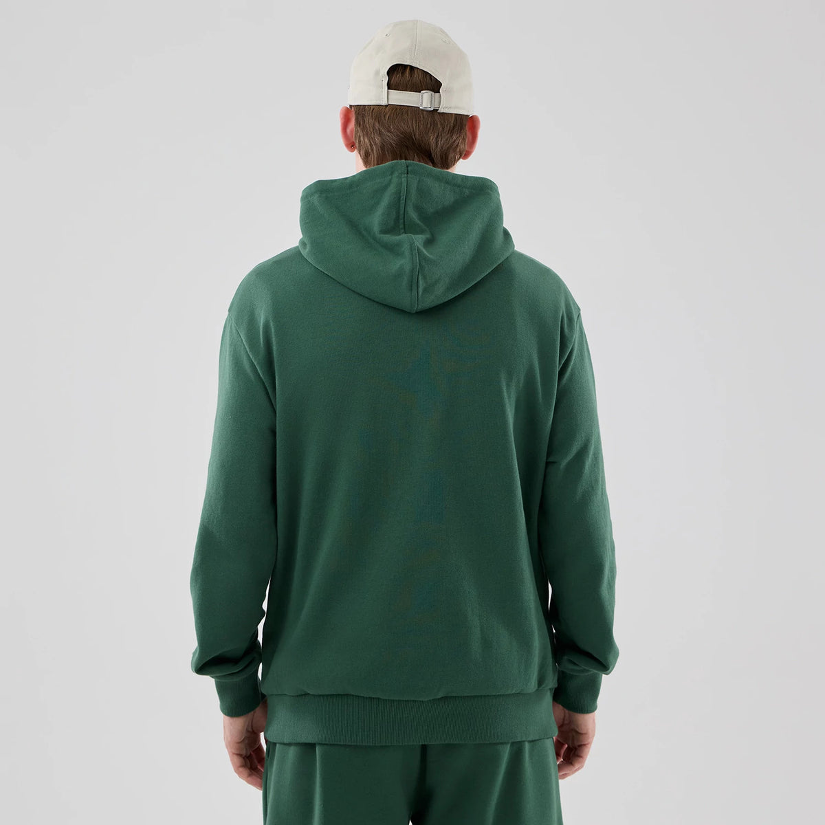 The model is wearing this MLB Midi League Essential New York Yankees Oversized Pullover Hoodie in dark green. 2