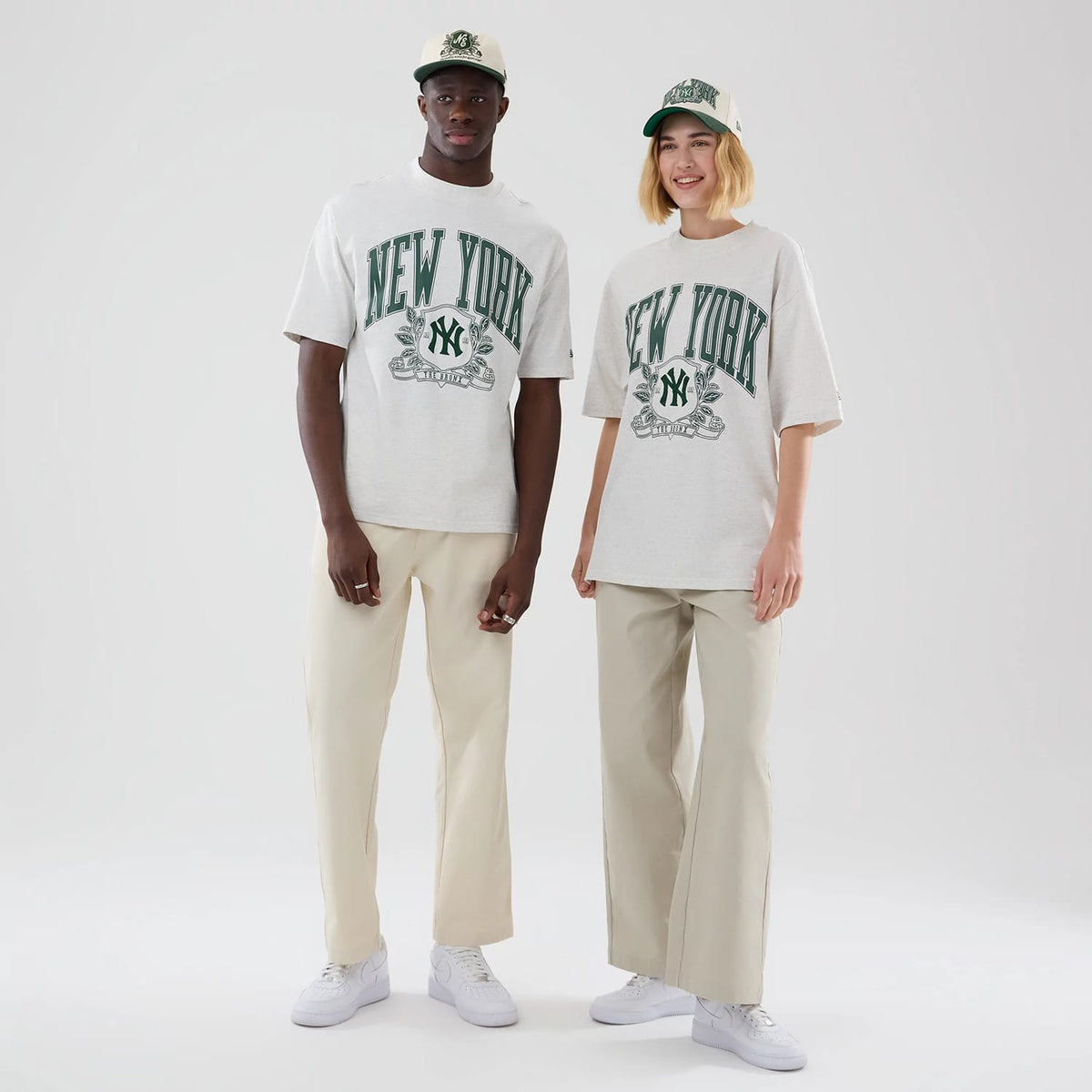 The model is wearing this MLB Arch Graphic New York Yankees Oversized T-Shirt in pastel grey. 1
