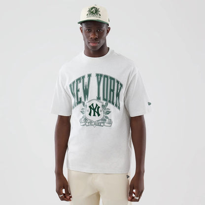 The model is wearing this MLB Arch Graphic New York Yankees Oversized T-Shirt in pastel grey. 3