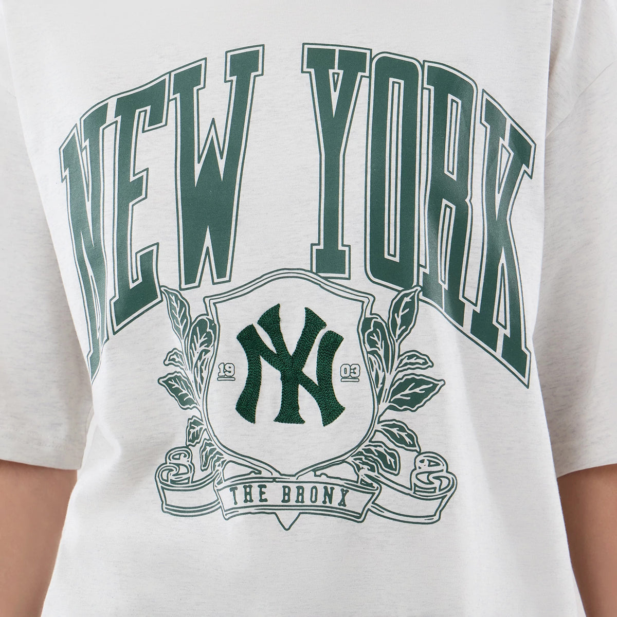 New Era New York Yankees MLB Arch Graphic Pastel Grey Oversized T-Shirt, front view showing a large printed NEW YORK in green across the chest, an embroidered New York Yankees logo within a shield below.