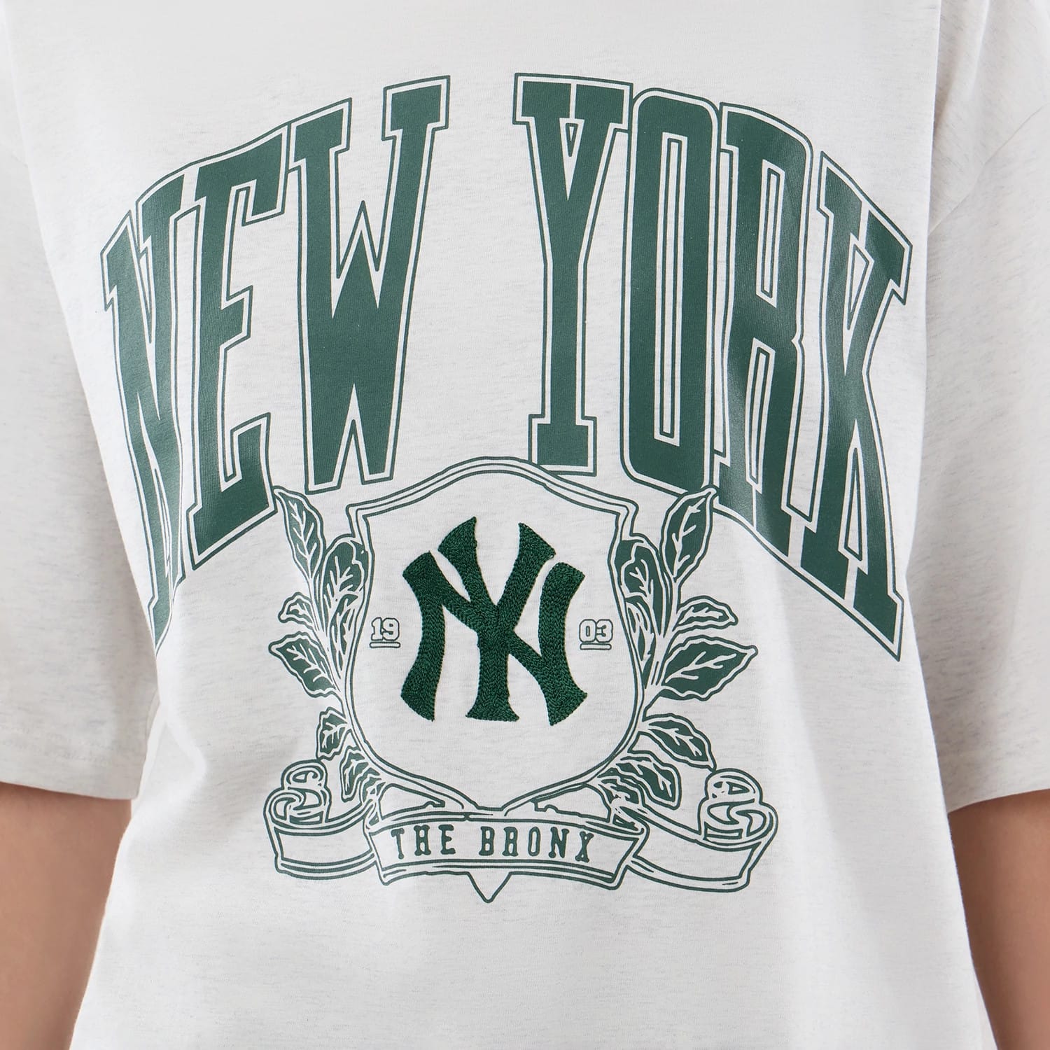The model is wearing this MLB Arch Graphic New York Yankees Oversized T-Shirt in pastel grey. 6