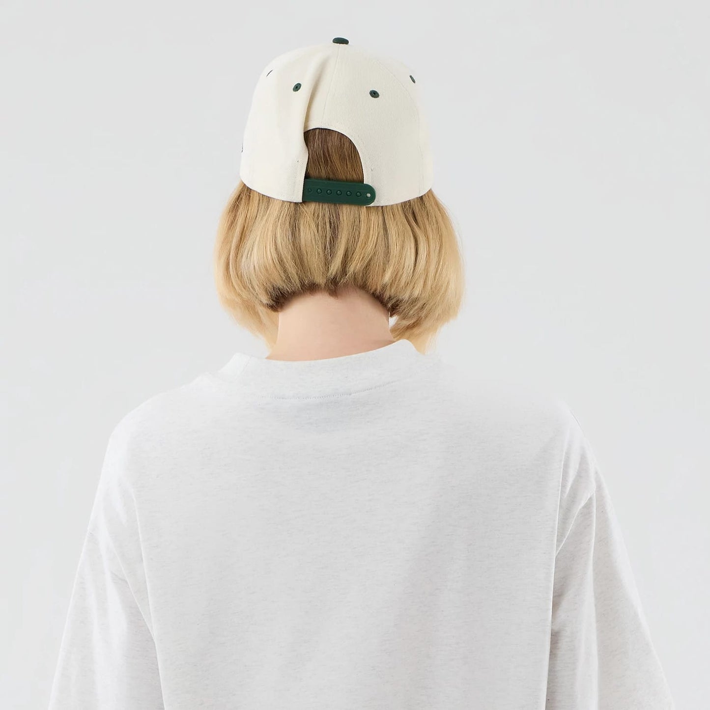 The model is wearing this MLB Arch Graphic New York Yankees Oversized T-Shirt in pastel grey. 8