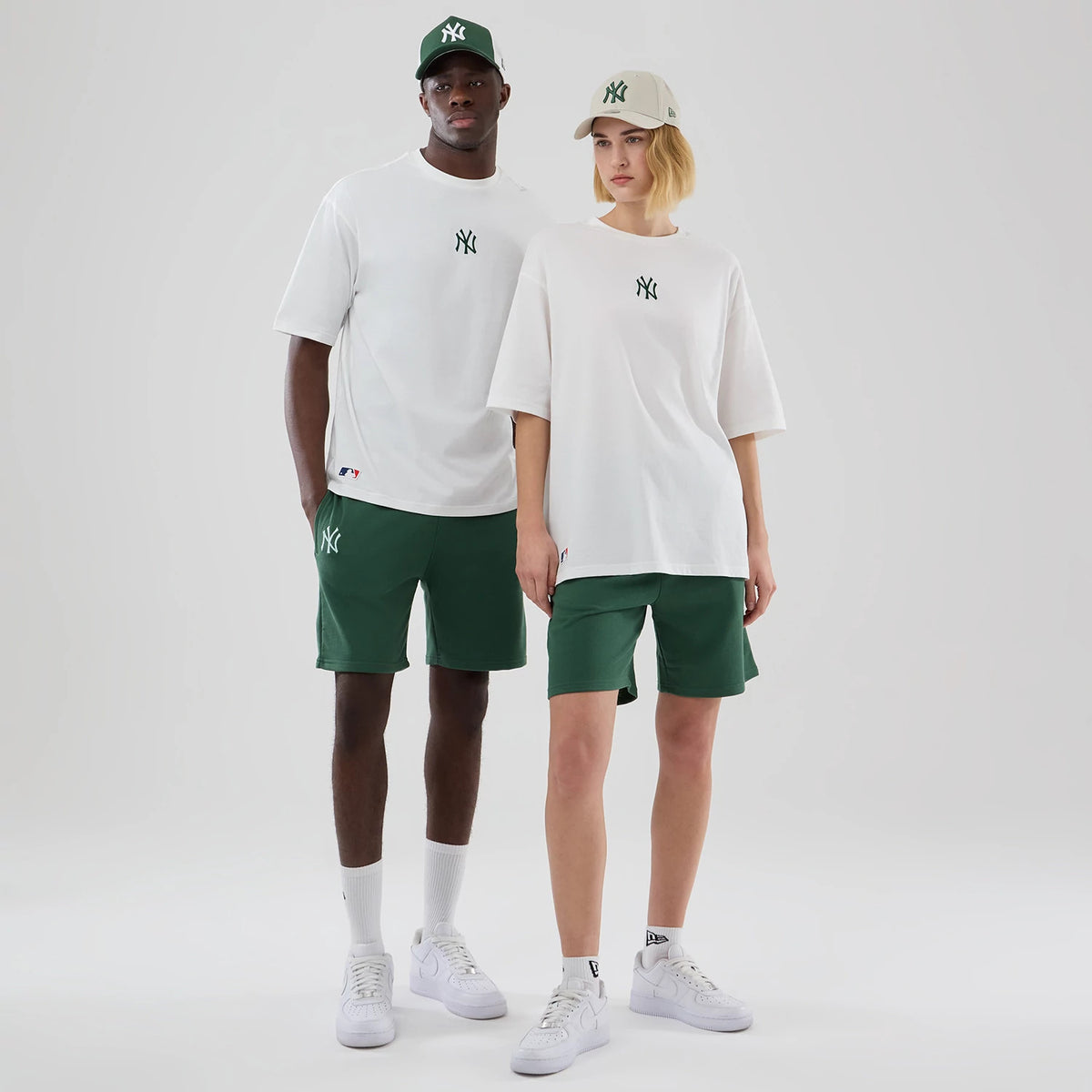 The model is wearing this MLB Midi League Essential New York Yankees Oversized T-Shirt in white. 1