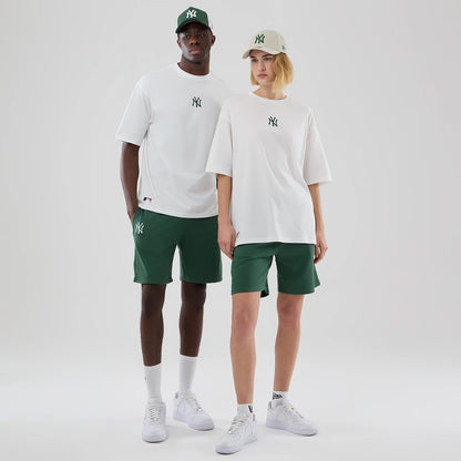 The model is wearing this MLB Midi League Essential New York Yankees Oversized T-Shirt in white. 1