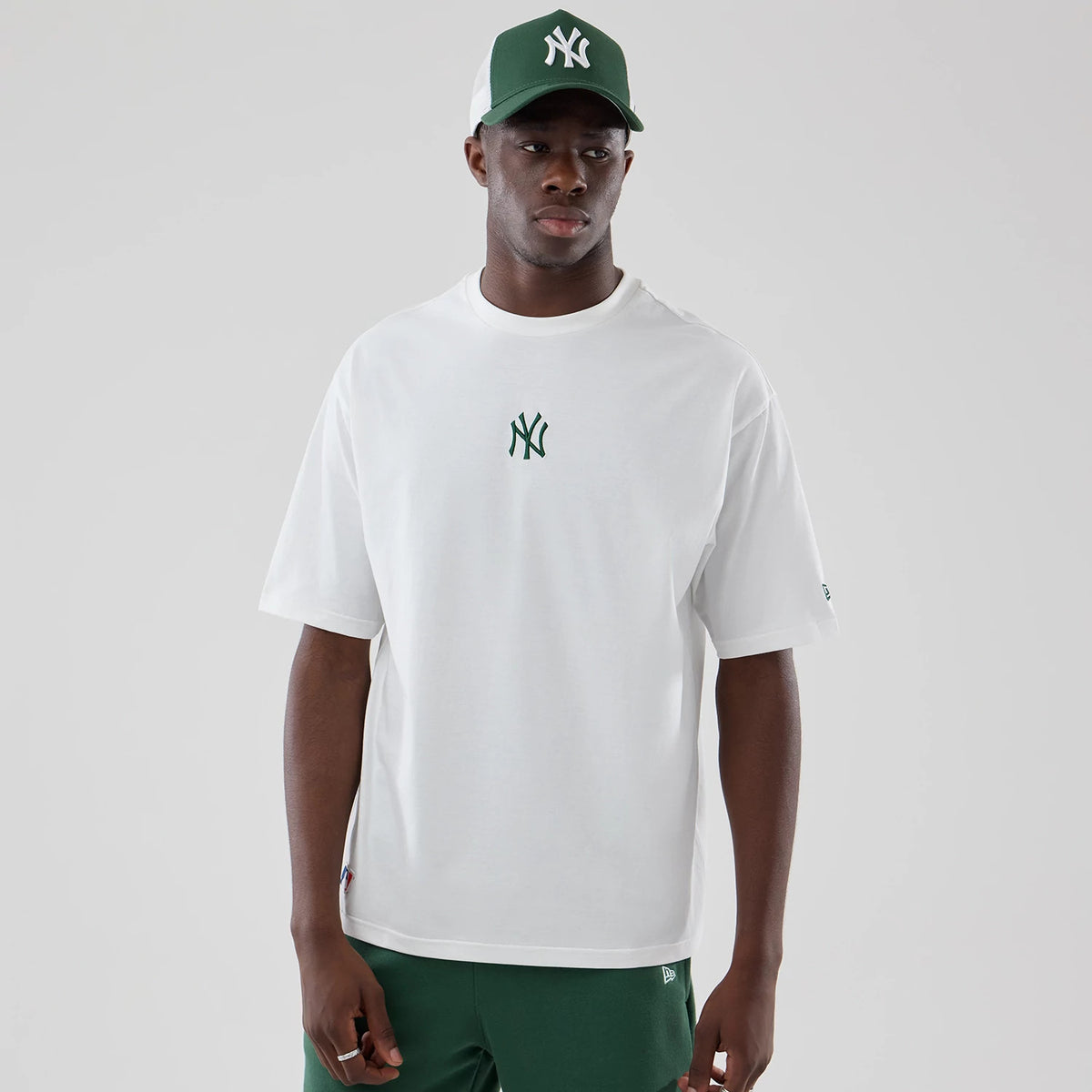 The model is wearing this MLB Midi League Essential New York Yankees Oversized T-Shirt in white. 3