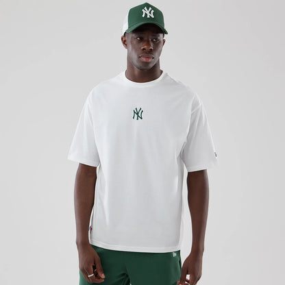 The model is wearing this MLB Midi League Essential New York Yankees Oversized T-Shirt in white. 3