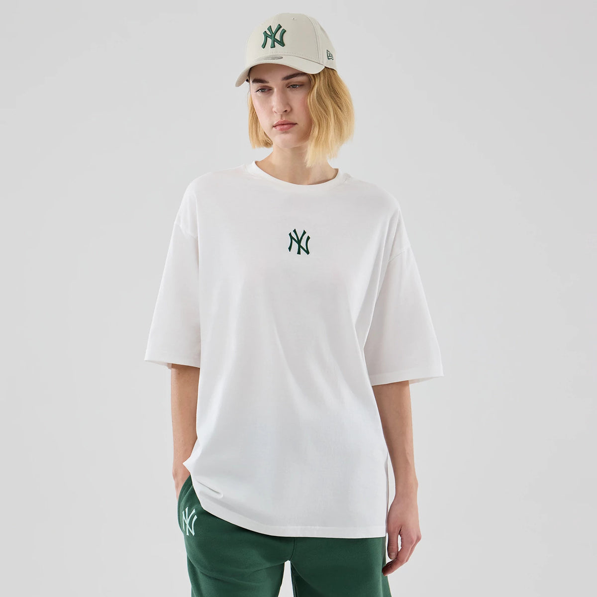 The model is wearing this MLB Midi League Essential New York Yankees Oversized T-Shirt in white. 4