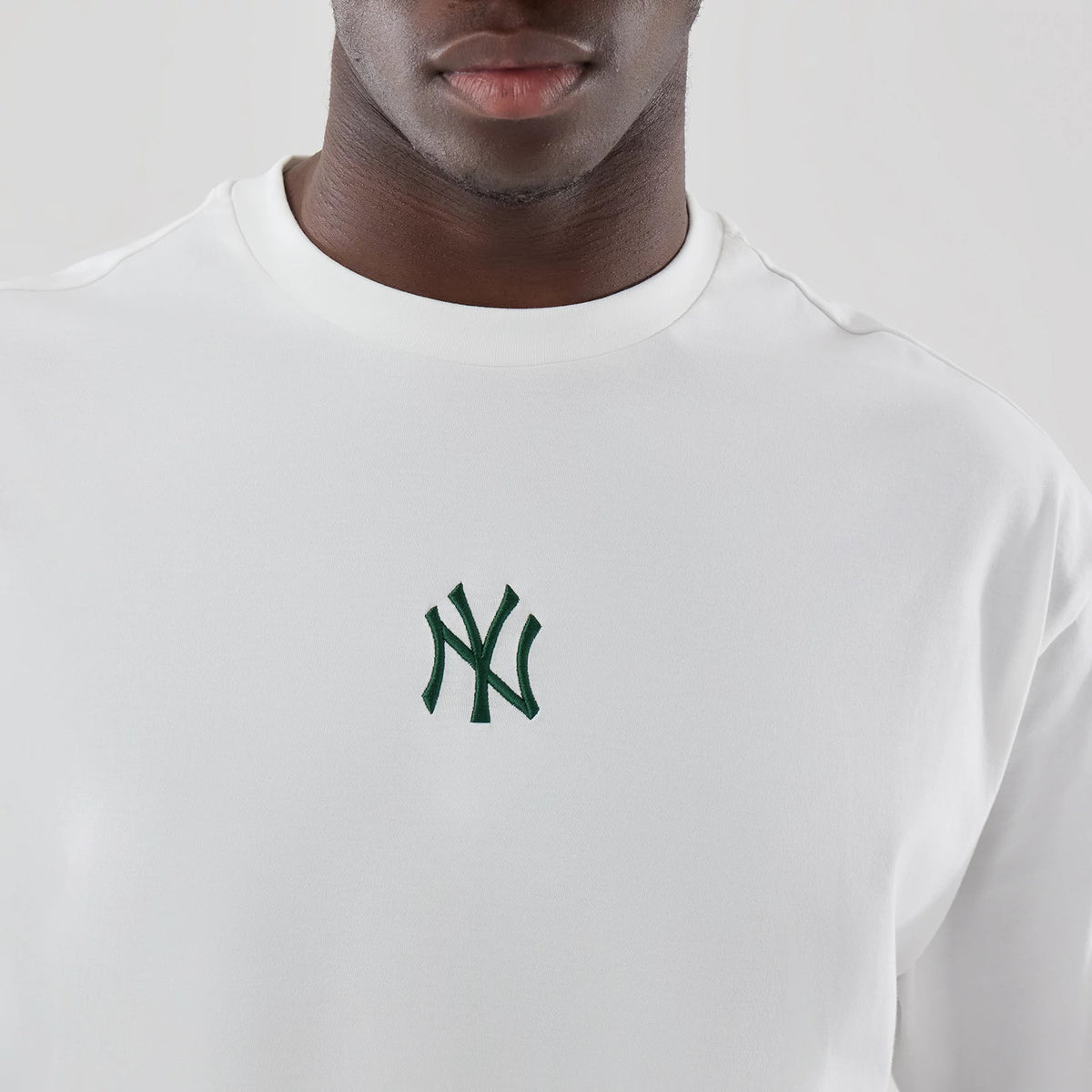 The model is wearing this MLB Midi League Essential New York Yankees Oversized T-Shirt in white. 5