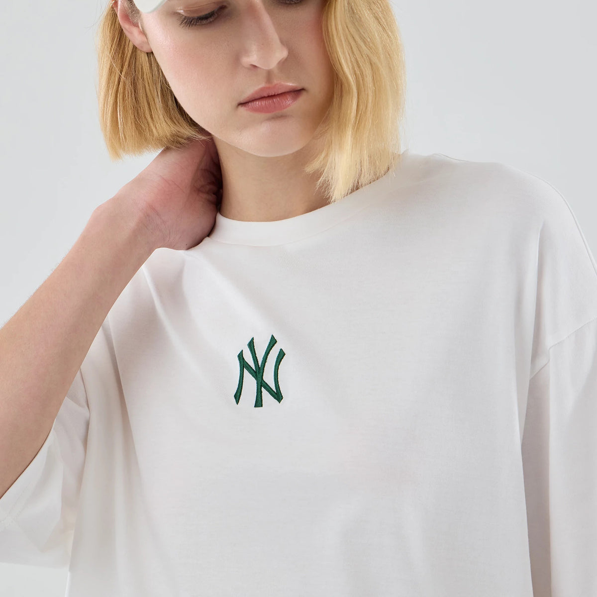 The model is wearing this MLB Midi League Essential New York Yankees Oversized T-Shirt in white. 6