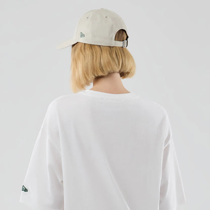 The model is wearing this MLB Midi League Essential New York Yankees Oversized T-Shirt in white. 8