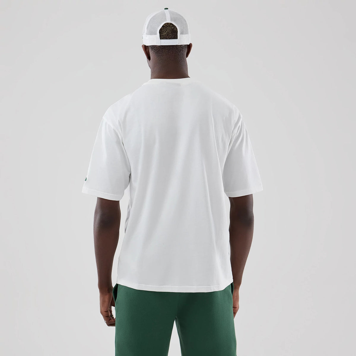 The model is wearing this MLB Midi League Essential New York Yankees Oversized T-Shirt in white. 2