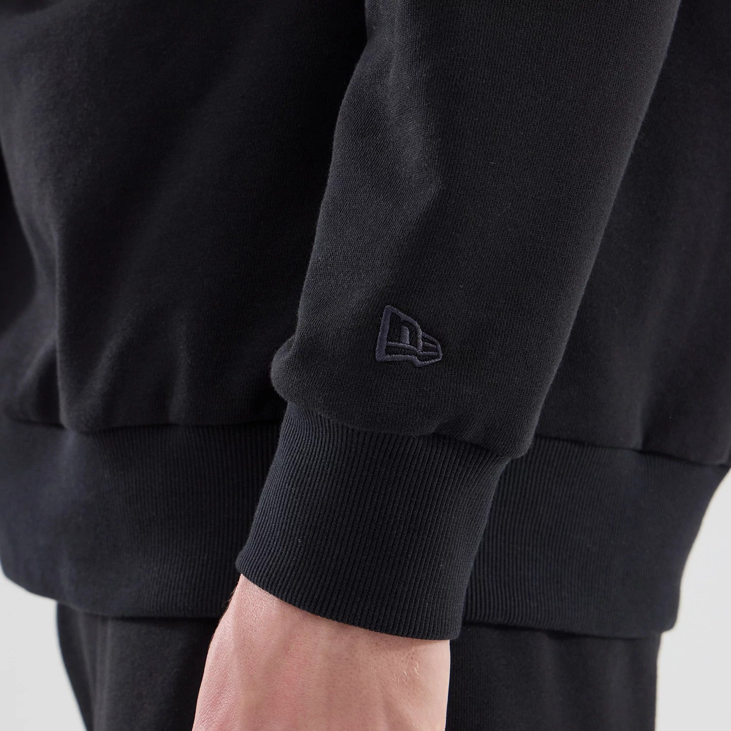 The model is wearing this NBA League Essential Chicago Bulls Oversized Crew Neck Sweater in black. 5
