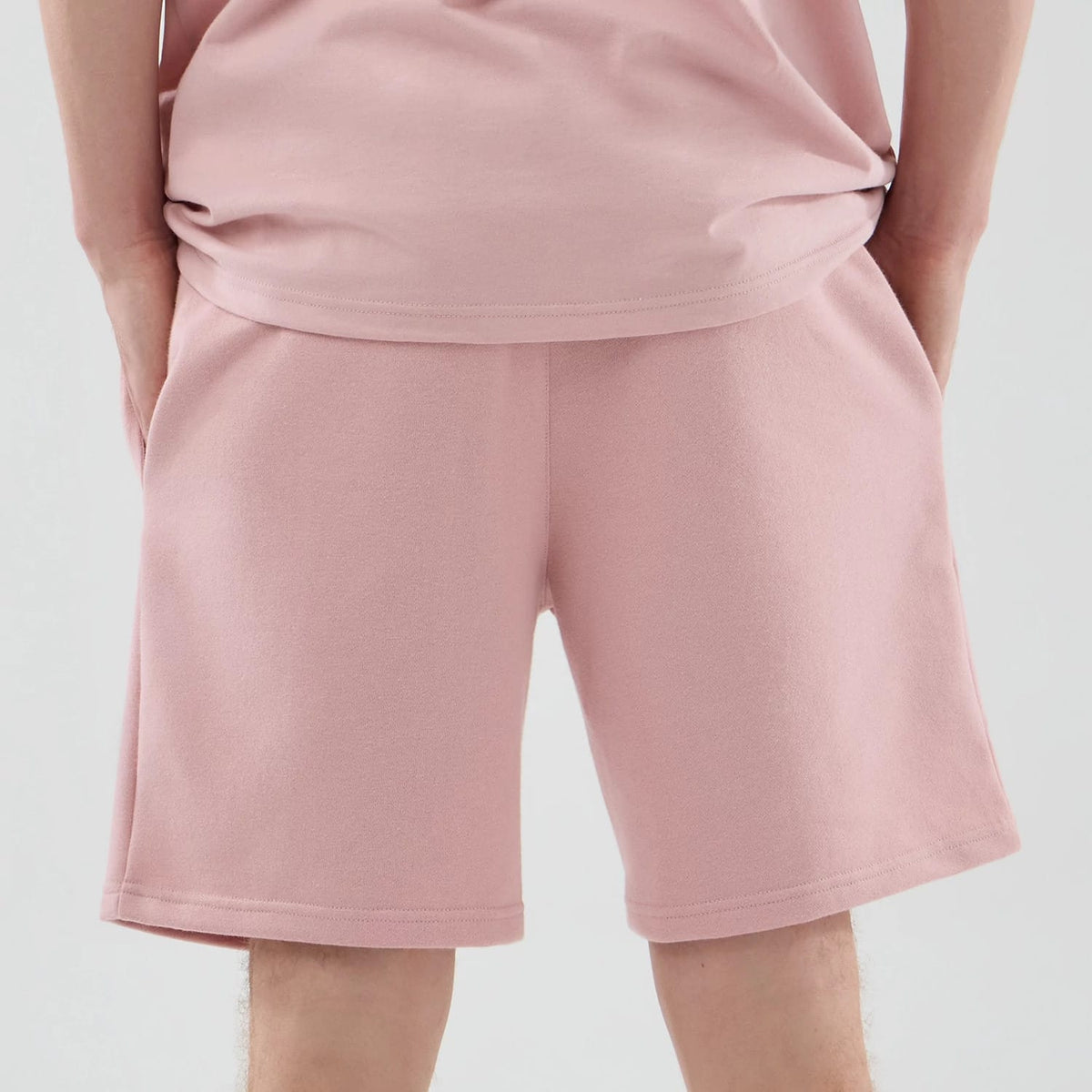 The model is wearing these MLB Midi League Essential LA Dodgers Oversized Shorts in pastel pink. 7