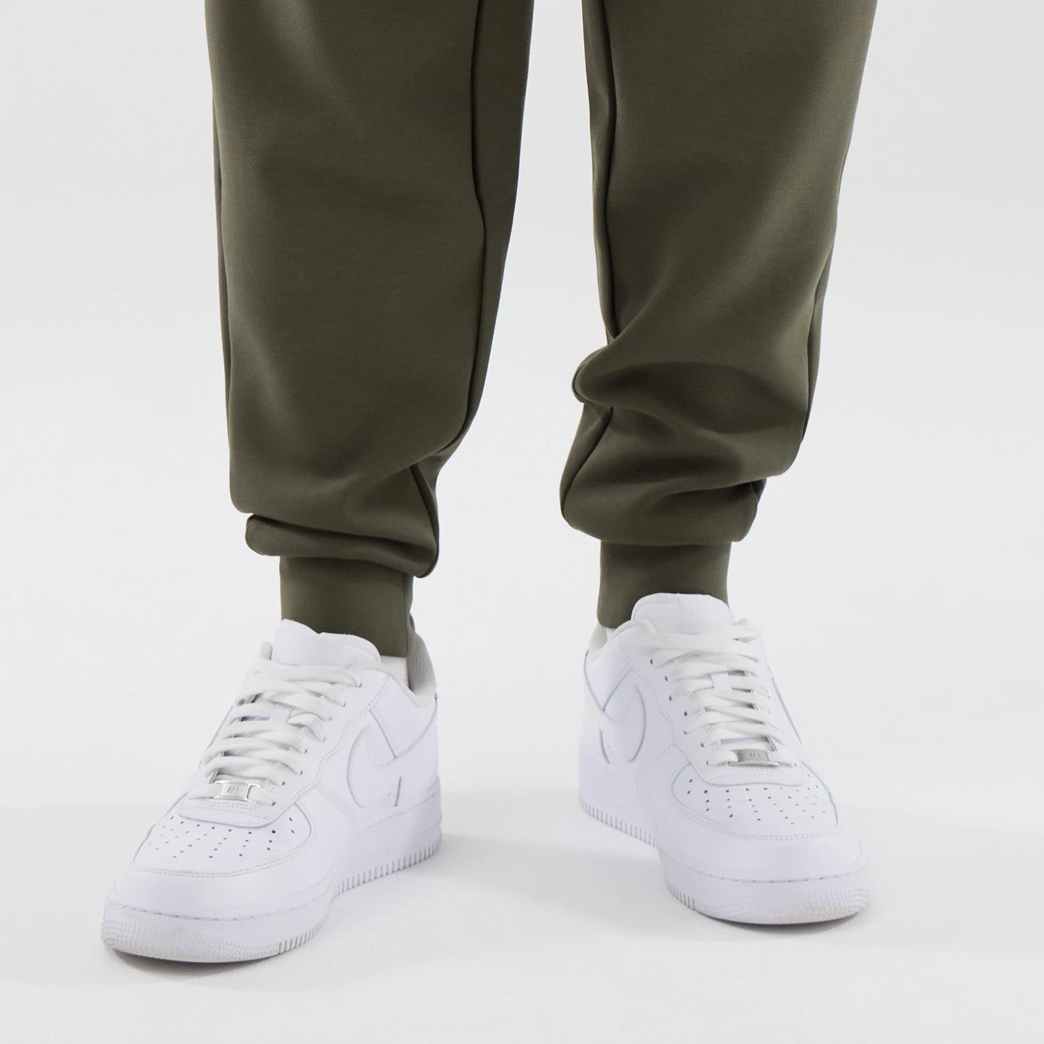 The model is wearing these MLB Core Plus New York Yankees Joggers in green. 5