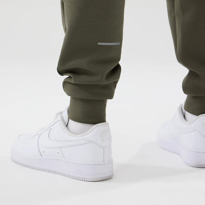 The model is wearing these MLB Core Plus New York Yankees Joggers in green. 6