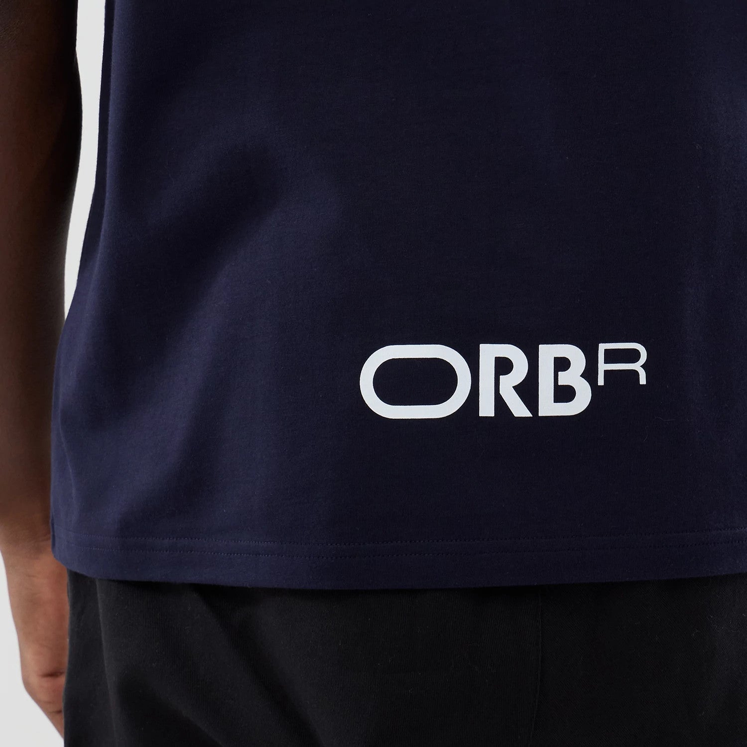 The model is wearing this Red Bull Racing Graphic Oversized T-Shirt in dark blue. 6