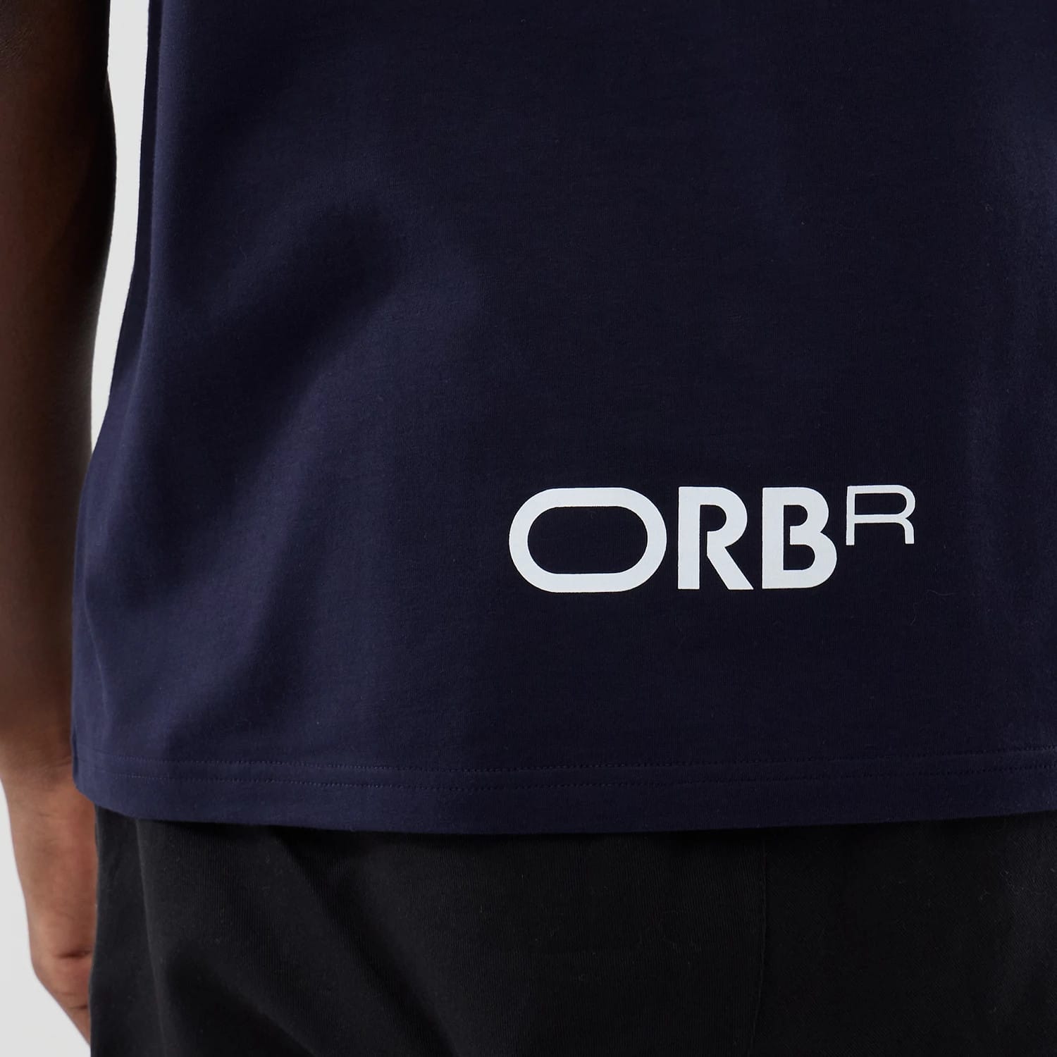The model is wearing this Red Bull Racing Graphic Oversized T-Shirt in dark blue. 6