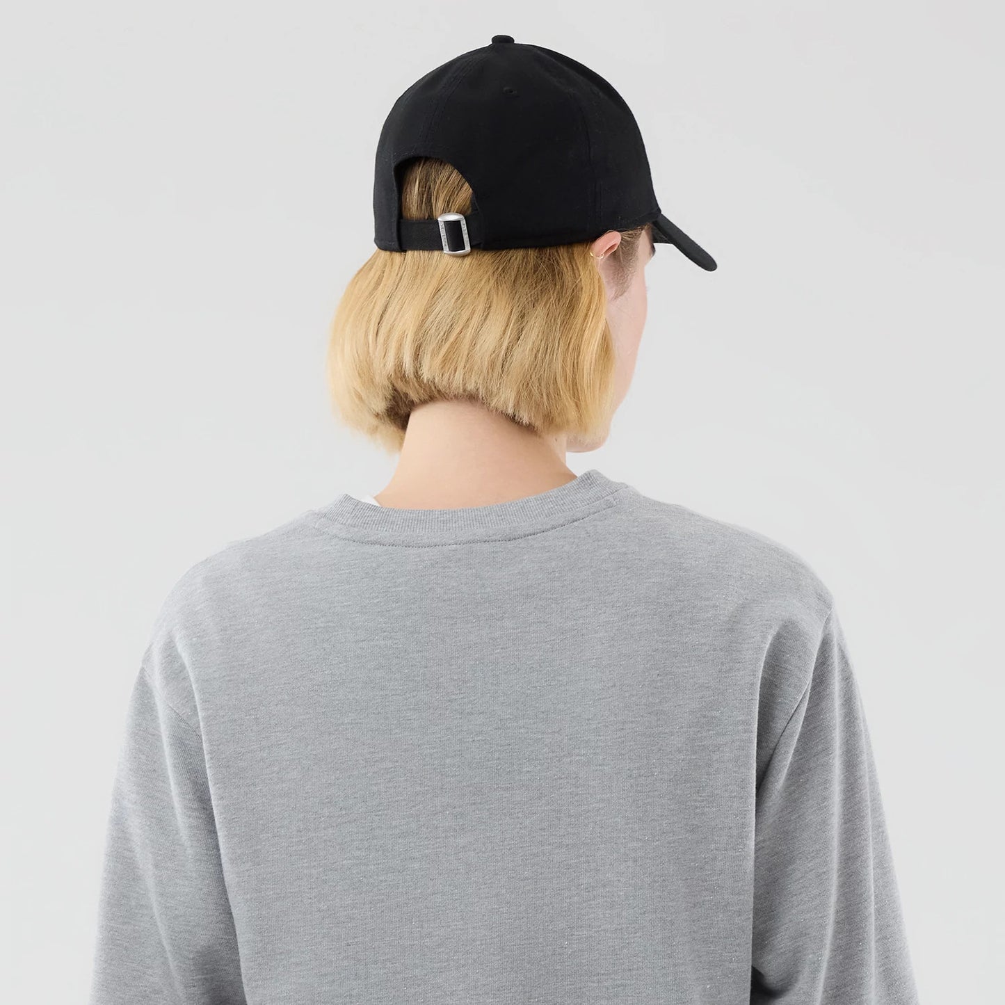 The model is wearing this MLB Graphic New York Yankees Oversized Crew Neck Sweater in grey. 8